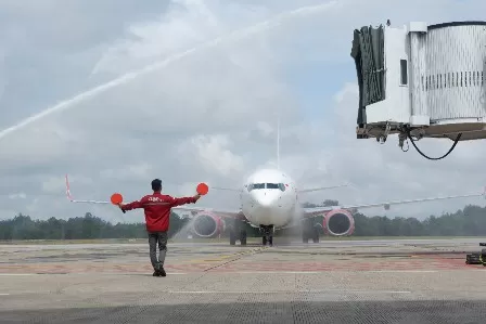 MENDARAT PERDANA: Pesawat Lion Air tipe Boeing 737-800NG mendarat perdana di Bandara Kalimarau, kemarin (/9).