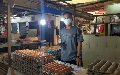 LEBIH MURAH: Harga telur ayam broiler yang dijual di pedagang di Pasar Sanggam Adji Dilayas kini lebih murah akibat pandemi Covid-19.