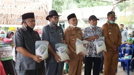 HASIL PANEN: Hasil panen padi di Kampung Buyung-Buyung cukup melimpah. PT Berau Coal pun hadir untuk membantu pemasan hasil panen para petani di kampung ini.
