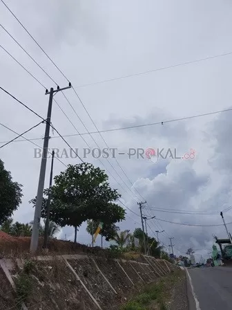 MASIH SEKADAR HIASAN: Jaringan listrik di Kecamatan Kelay sudah terpasang, hanya warga belum bisa merasakan aliran listrik dari PT PLN Persero.