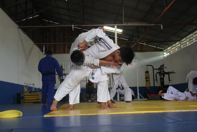 LATIHAN RUTIN: Atlet judo Berau saat melakukan latihan rutin beberapa waktu lalu.
