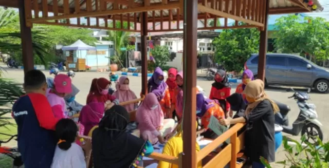 PEMBINAAN: Dasa wisma Sambaliung saat mengajari warga di Kelurahan Sambaliung menanam tanaman toga.