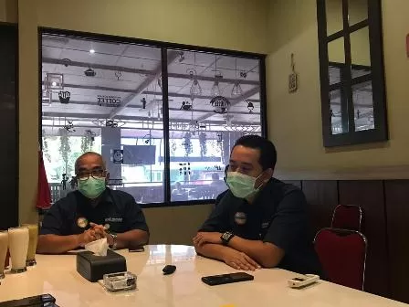 BERBINCANG: Kepala BPJS Kesehatan Cabang Balikpapan Sugiyanto (kanan) saat berbincang bersama awak media belum lama ini.