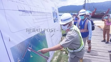 MULAI DIBANGUN: Wakil Bupati Berau Agus Tantomo, melihat maket pembangunan Dermaga Teluk Sulaiman, di Kecamatan Bidukbiduk, Selasa (22/9).