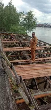 TAHAP PENGERJAAN: Lurah Sambaliung, Didi Mulyadi memantau pengerjaan dermaga di wilayahnya.