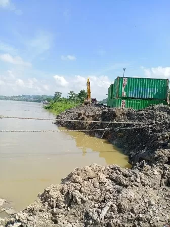 DIDUGA ILEGAL: Pengerukan sungai yang dilakukan PT SPIL diduga ilegal.