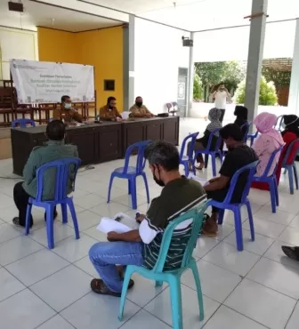 BANTUAN PROVINSI: Lurah Sambaliung Didi Mulyadi memimpin sosialisasi program Bantuan Stimulan Peningkatan Kualitas Rumah Swadaya bagi masyarakat Sambaliung.