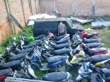 DIAMANKAN: 22 sepeda motor yang diamankan personel Polsek Gunung Tabur dari penggerebekan arena judi di KM 18 Gunung Tabur.