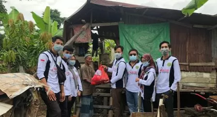 BERBAGI: Mahasiswa KKN Angkatan XXI STIE Muhammadiyah Tanjung Redeb saat melaksanakan bakti sosial. Seperti membagikan masker hingga sembako kepada masyarakat kurang mampu.