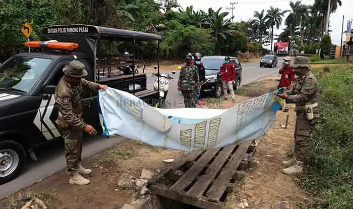 Bawaslu Berau bersama Satpol PP menertibkan alat peraga sosialisasi (APS) di sejumlah kawasan di Tanjung Redeb, kemarin (29/9).