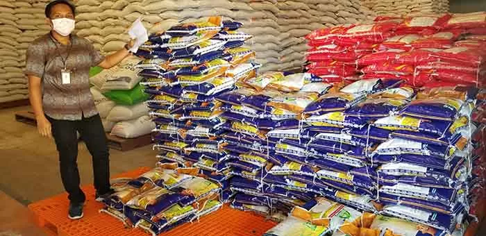 AMAN HINGGA TAHUN DEPAN: Apriansyah menunjukkan ketersediaan beras di gudang Bulog kemarin.
