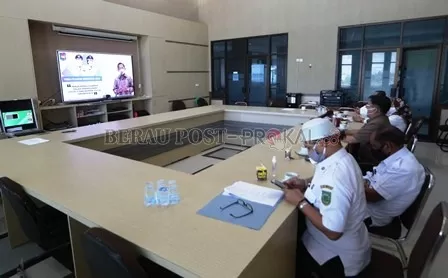 RAKOR PILKADA: Penjabat sementara (Pjs) Bupati Berau Muhammad Ramadhan, mengikuti rakor analisa dan evaluasi pelaksanaan Pilkada Serentak 2020 yang dipimpin Mendagri Tito Karnavian, melalui video telekonferensi , kemarin.