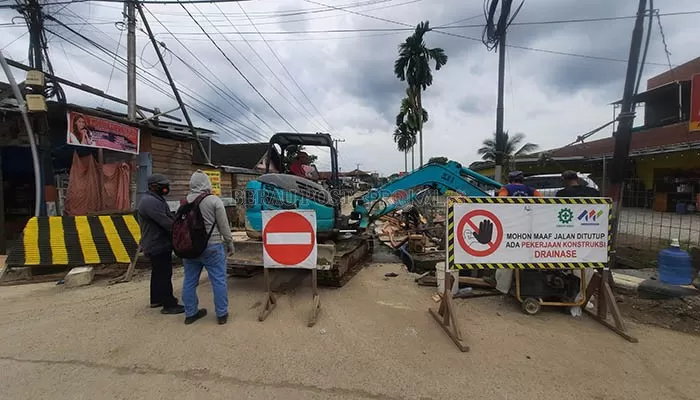TENGAH DIBANGUN: DPUPR Berau saat ini tengah melakukan pengerjaan drainase dan preservasi badan jalan di Jalan Merah Delima, Tanjung Redeb.