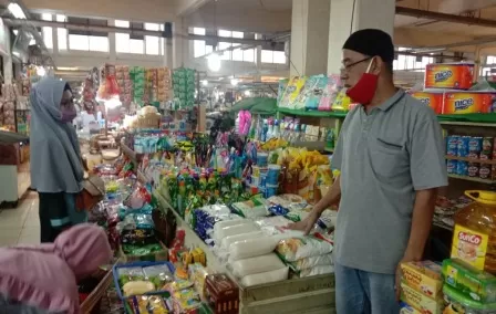 MASIH NORMAL: Harga gula di Pasar Sanggam Adji Dilayas lebih murah akibat sepinya peminat.