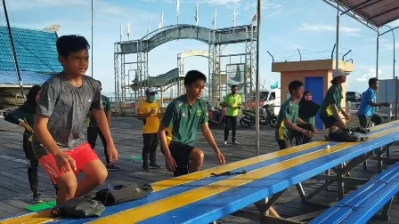 TETAP JAGA JARAK: Setelah sekian lama hanya berlatih mandiri, atlet-atlet layar Berau sudah menggelar latihan bersama sejak awal Oktober di Tanjung Batu, Pulau Derawan.