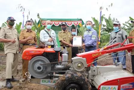 DUKUNG PENGEMBANGAN PERTANIAN: Perwakilan BUMA menyerahkan bantuan traktor tangan untuk petani cabai di Kampung Sambakungan, Kecamatan Gunung Tabur.
