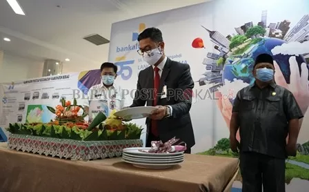 POTONG TUMPENG: Pemimpin Cabang Bankaltimtara Tanjung Redeb, Islam Kurniawan Nur, memotong tumpeng peringatan HUT ke-55 Bankaltimtara, kemarin (14/10)