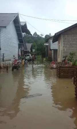 LANGGANAN: Air yang menggenangi lingkungan RT 13 Kelurahan Tanjung Redeb saat hujan mengguyur sore kemarin.