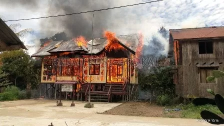BERKOBAR: Bangunan Puskesmas Pembantu (Pustu) Kampung Merasa, Kecamatan Kelay, terbakar, sekitar pukul 13.00 Wita Rabu (14/10). Kebakaran bermula dari mesin genset yang meledak.
