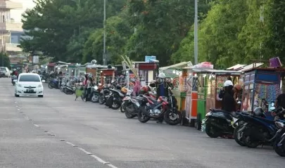 AKAN DITATA: Pemerintah akan menata pedagang yang kerap berjualan di pinggir jalan, khususnya di Jalan Pulau Derawan agar tidak semrawut.