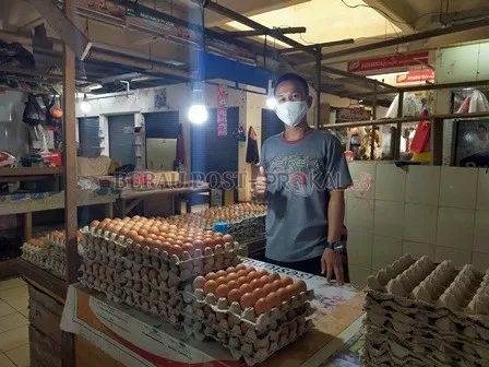 BERANGSUR TURUN: Heri, salah satu pedagang telur di Pasar Sanggam Adji Dilayas.