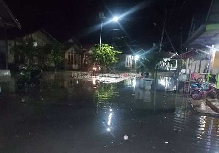 AIR PASANG: Curah hujan yang tinggi beberapa hari terkahir mengakibatkan air laut naik ke daratan Pulau Derawan. Seperti yang terjadi Minggu (18/10) malam tadi.