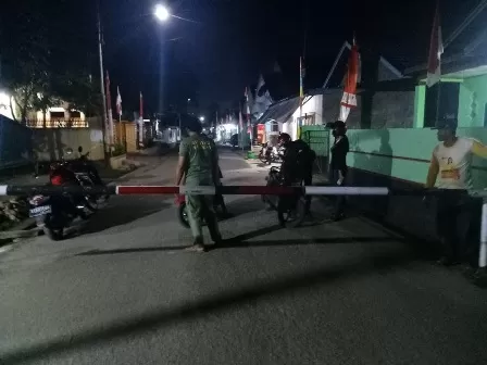 JAM MALAM: Penerapan jam malam di RT 12, Kelurahan Karang Ambun pada September lalu. Warga yang ingin memasuki wilayah ini diwajibkan untuk memakai masker.