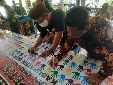 TANDA TANGAN PETISI: Penandatanganan petisi oleh KPU, Bawaslu, perwakilan paslon 1 dan 2, di salah satu kafe yang ada di Tanjung Redeb kemarin.