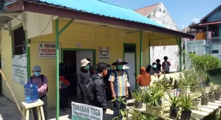 PENILAIAN : Tim dari DLHK saat melakukan penilaian di wilayah RT 3, Kelurahan Karang Ambun.