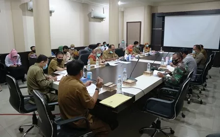 EVALUASI PENANGANAN COVID: Pjs Bupati Berau, Muhammad Ramadhan, memimpin rapat evaluasi Satgas Covid-19 di ruang Kakaban Setkab Berau, Senin (26/10).