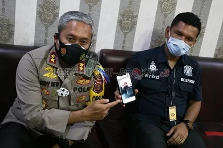 TERUNGKAP: Kapolres Berau, AKBP Edy Setyanto Erning, menunjukkan foto pelaku pembunuhan FS yang ditangkap di Kalimantan Tengah.