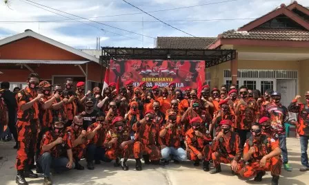 KEGIATAN SOSIAL: Pengurus Pemuda Pancasila Kabupaten Berau foto bersama sebelum melakukan pembagian masker dan sembako di hari jadi ke-61 yang juga bertepatan dengan Hari Sumpah Pemuda, kemarin.