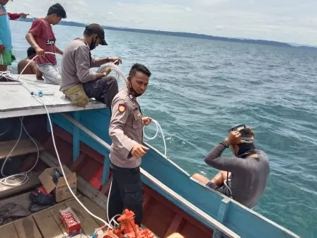 AKIBAT CUACA BURUK: Jajaran Polsek Talisayan saat bersama nelayan melakukan pengecekan di lokasi tenggelamnya bagan.