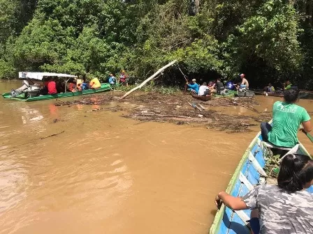 PENCARIAN KORBAN: Pihak kepolisian dibantu warga melakukan pencarian Dionisius, warga Kampung Samburakat, yang hilang di sungai saat berkunjung ke Kampung Merasa, Kecamatan Kelay.