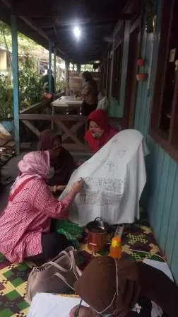 JADI SUMBER PENDAPATAN: Sejumlah anggota di Kampung Batik Ta’puri saat sedang membatik.