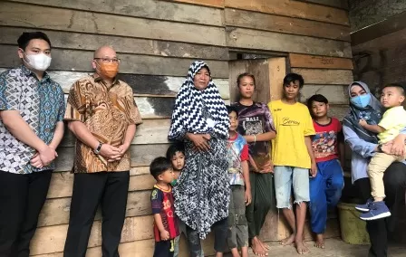 BENTUK KEPEDULIAN: Agus Tantomo (dua kiri) saat mengunjungi rumah Ramlah, janda dengan banyak anak yang hidup memprihatinkan.