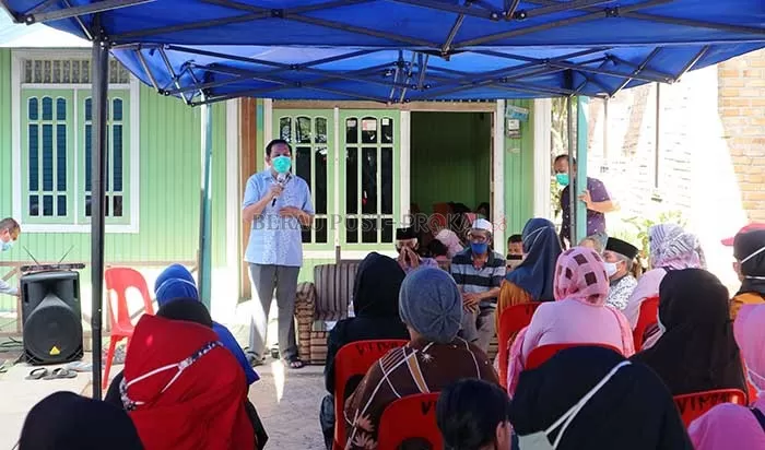 SERAP ASPIRASI: Ketua DPRD Kaltim, Makmur HAPK, saat melaksanakan reses masa persidangan III Tahun 2020, di Kecamatan Sambaliung, kemarin (3/11).