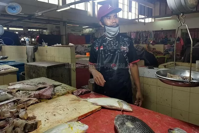 PASOKAN IKAN TERBATAS: Munto, pedagang ikan di Pasar Sanggam Adji Dilayas menyebut pasokan ikan dari nelayan semakin sedikit.