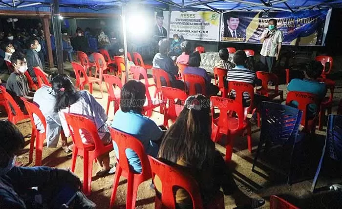 JARING ASPIRASI: Ketua DPRD Kaltim, Makmur HAPK, saat melaksanakan reses masa persidangan III tahun 2020, di Kampung Paribau dan Kampung Maluang, Kecamatan Gunung Tabur, Rabu (4/11) malam.