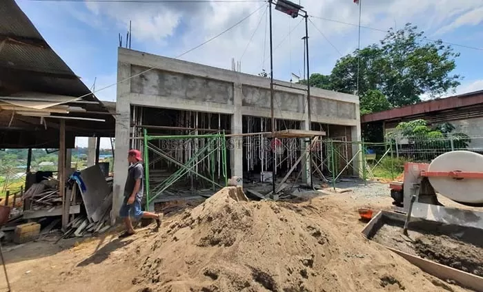 BELUM SELESAI: Pembangunan pusat cendera mata yang dibangun pemerintah Kampung Labanan Makmur telah mencapai 70 persen.