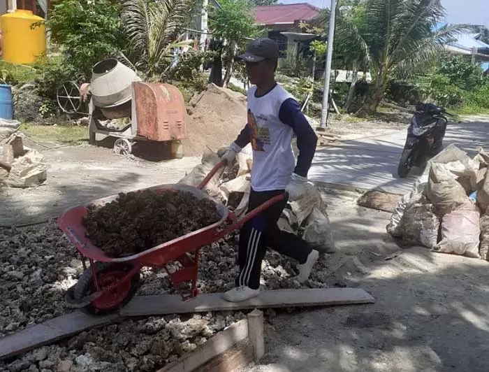 DIKERJAKAN: Peningkatan jalan di Kampung Payung-Payung. Dalam beberapa pekerjaan, warga juga ikut terlibat melalui iuran.