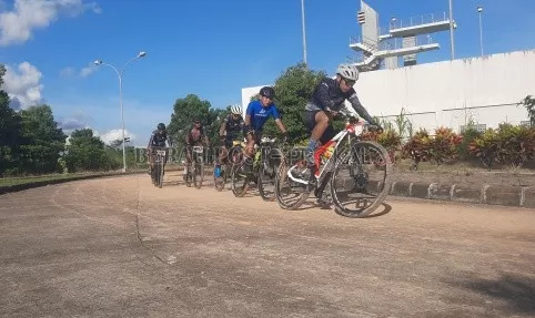 BERUSAHA TERCEPAT: Para atlet sepeda Berau saat mengikuti lomba balap sepeda yang dilaksanakan di area Kakaban Aquatic, Tanjung Redeb, kemarin (8/11).