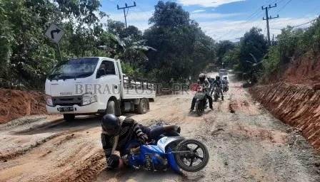 TERJATUH: Salah satu pengendara sepeda motor terjatuh saat melintas jalan SM Bayanuddin, kemarin (9/11). Diduga pengendara ini tidak bisa mengimbangi motornya saat melintasi jalan yang tengah diperbaiki.