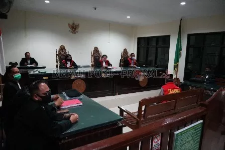 JALANI SIDANG: Sidang lanjutan kasus dugaan pelanggaran Pilkada Berau dengan terdakwa DD, di Pengadilan Negeri (PN) Tanjung Redeb, Rabu (11/11) malam.