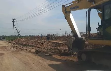 PADAM SEMENTARA: Beberapa pekerja dari PLN saat bersiap untuk memindahkan tiang jaringan listrik di kawasan Limunjan, Sambaliung, kemarin.