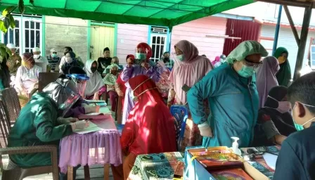 PEMERIKSAAN KESEHATAN: Para lansia di RT 3 Kelurahan Gayam sangat antusias melakukan pemeriksaan kesehatan di Posyandu Delima yang baru dibentuk.