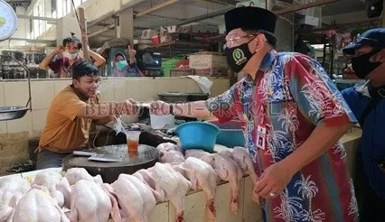 PASTIKAN PROTOKOL KESEHATAN: Penjabat sementara (Pjs) Bupati Berau, Muhammad Ramadhan, Jumat (13/11) kemarin mengunjungi Pasar Sangam Adji Dilayas untuk memastikan protokol kesehatan diterapkan oleh pedagang dan pengunjung.