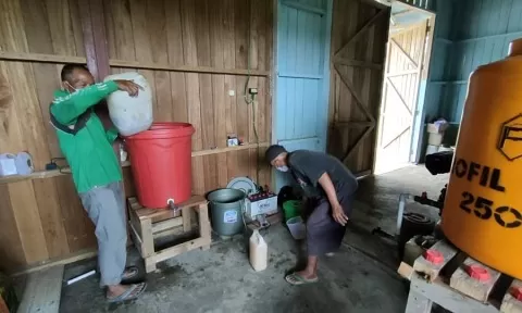 UJI COBA: Masyarakat di Kampung Kayu Indah saat melakukan uji coba pengolahan urin kambing.