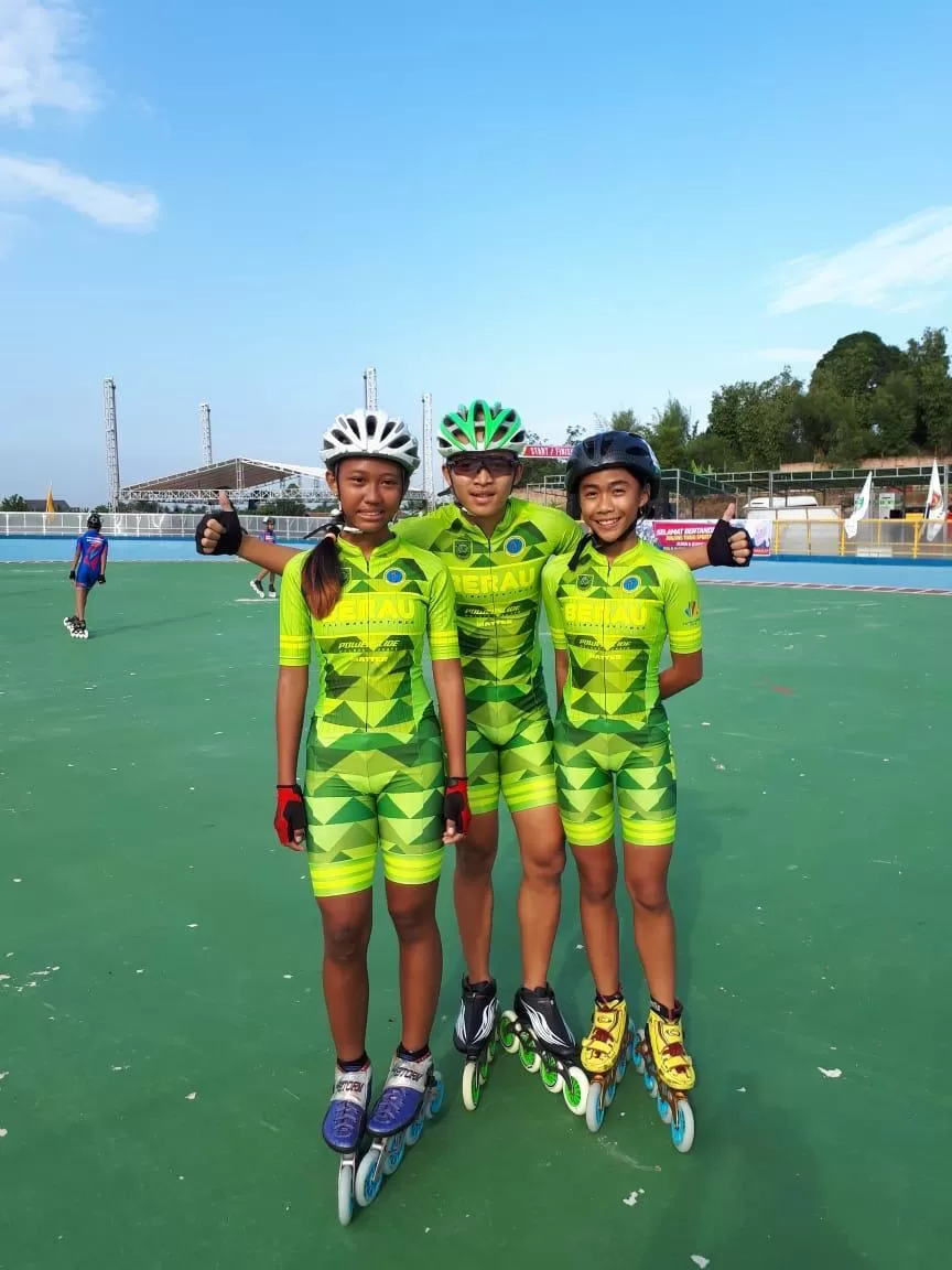 BAKAL TAMPIL DI PON: Dua atlet sepatu roda Berau Revani Putri Adydinanti (kiri) Rangga Putra Pratama (tengah) akan dipersiapkan mewakili Kalimantan Timur di PON 2021 mendatang.