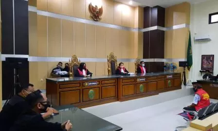 VONIS: DD mendengarkan vonis yang dibacakan Majelis Hakim dalam sidang lanjutan di Pengadilan Negeri (PN) Tanjung Redeb, Selasa (17/11).
